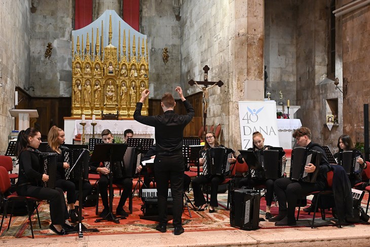Harmonikaški orkestar se predstavio vrlo zanimljivim repertoarom (snimio Danilo MEMEDOVIĆ)